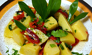 Salata cu leurda,cartofi si ceapa verde
